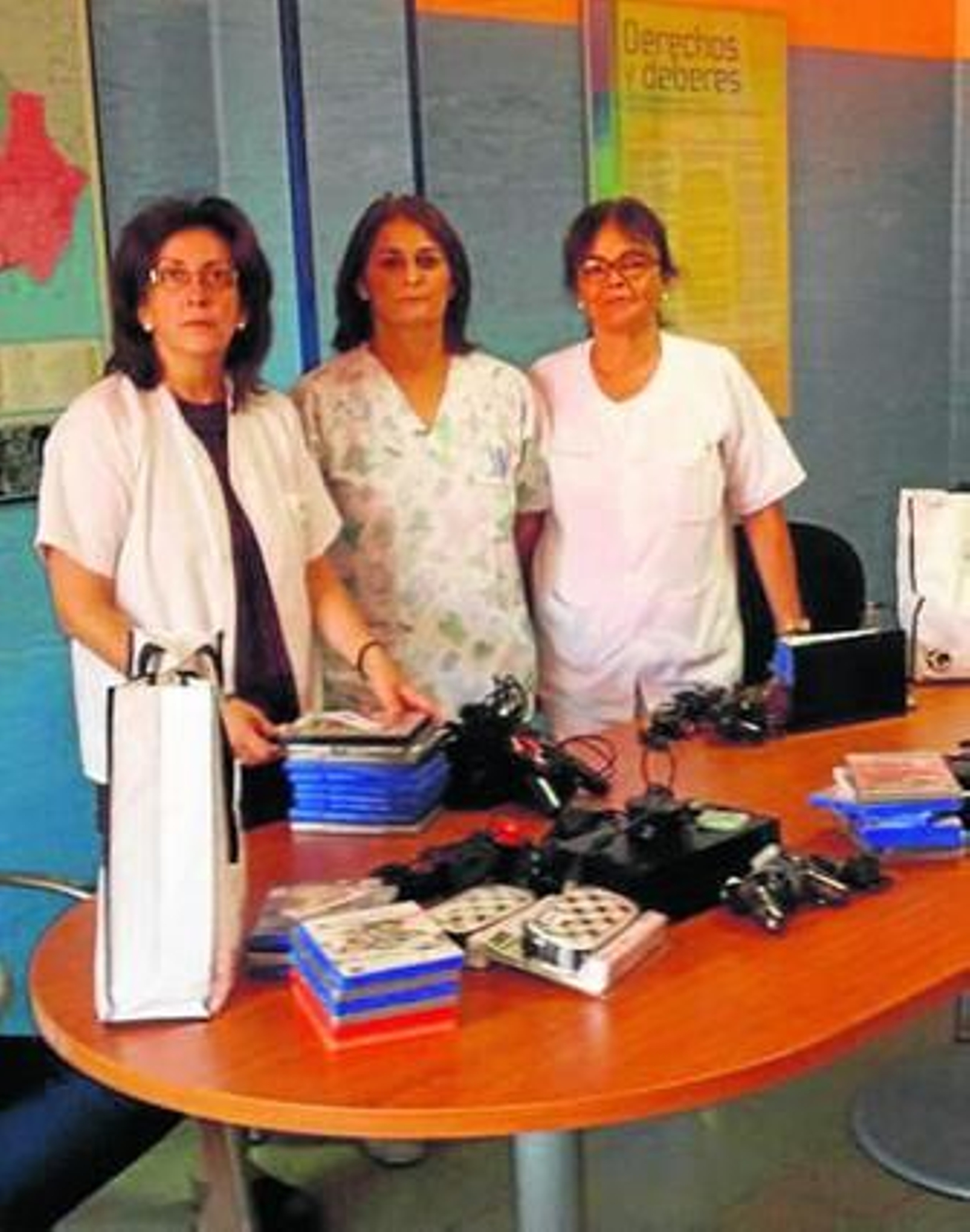 Un instante de la entrega de las videoconsolas.