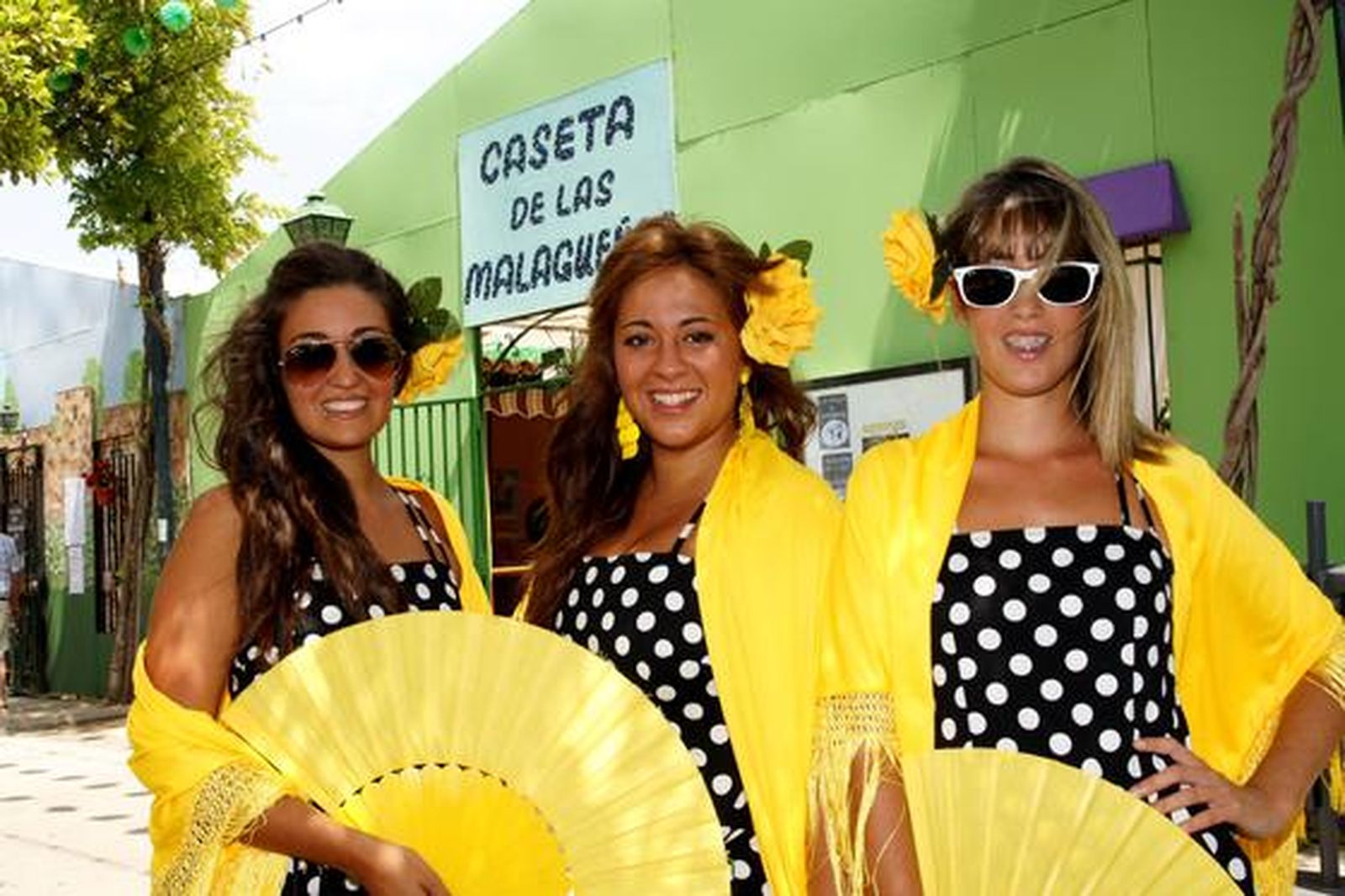 Esperanza, Macarena y María vestidas con el mismo traje de flamenca. 

Foto: Punto Press