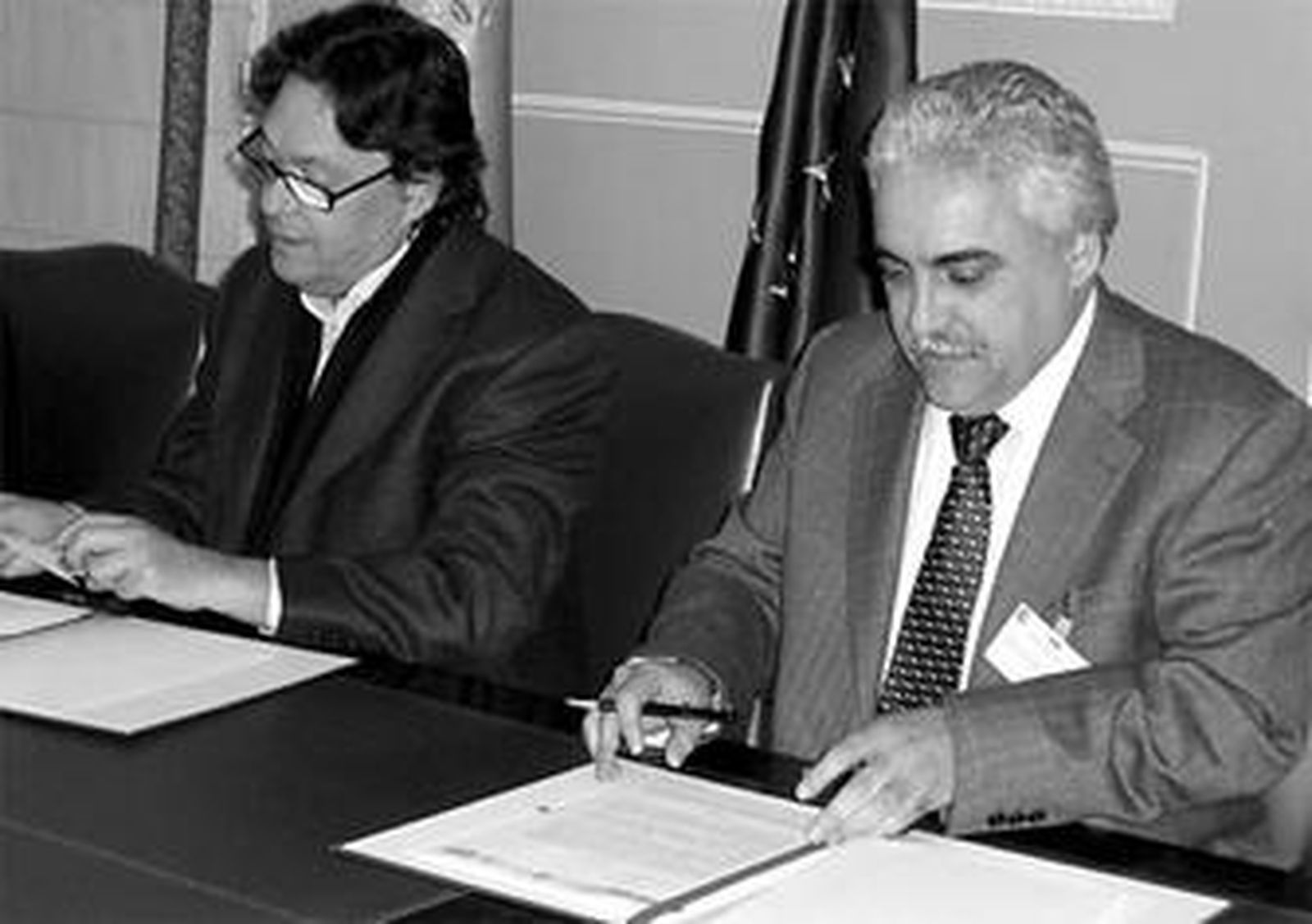 Beffa y Zambrano, durante la firma del convenio.