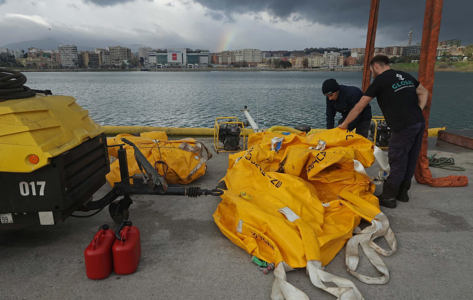 Fotos del reflote del Global One en el puerto de Algeciras