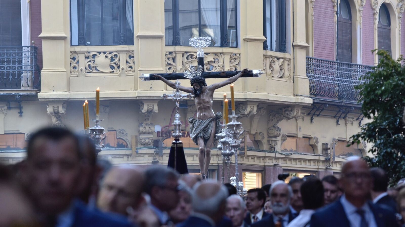 Vía Crucis de las Cofradías de Sevilla con el Cristo de la Conversión de Montserrat