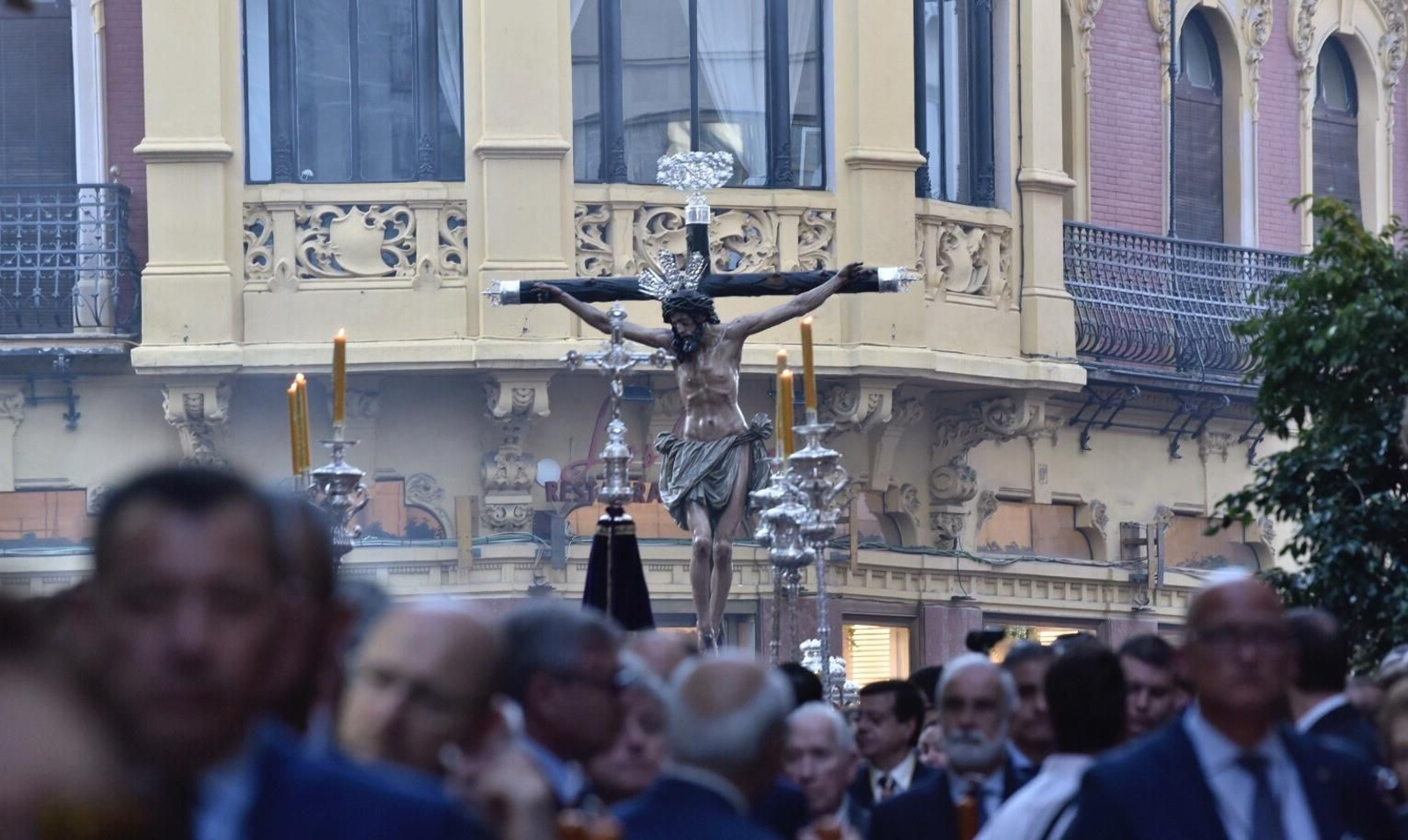 Las imágenes del Vía Crucis de las Cofradías de Sevilla con el Cristo de la Conversión de Montserrat
