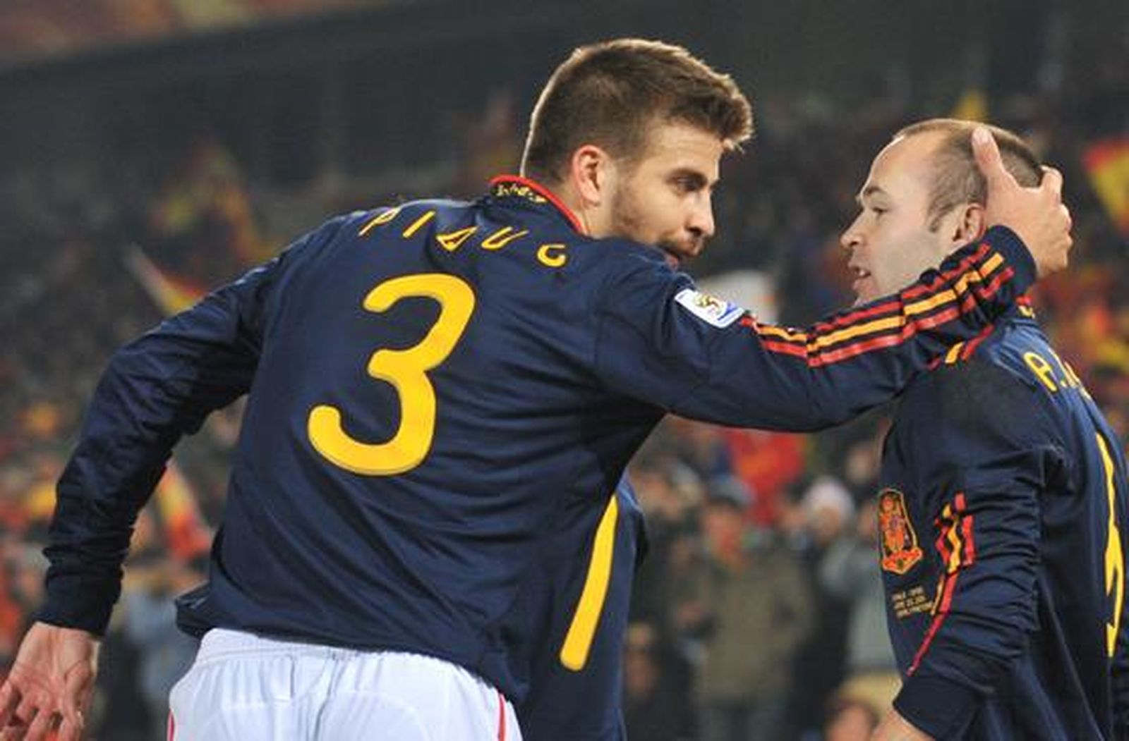 Piqué felicita al mediocampista del Barça. / Reportaje gráfico: EFE, Reuters, AFP.