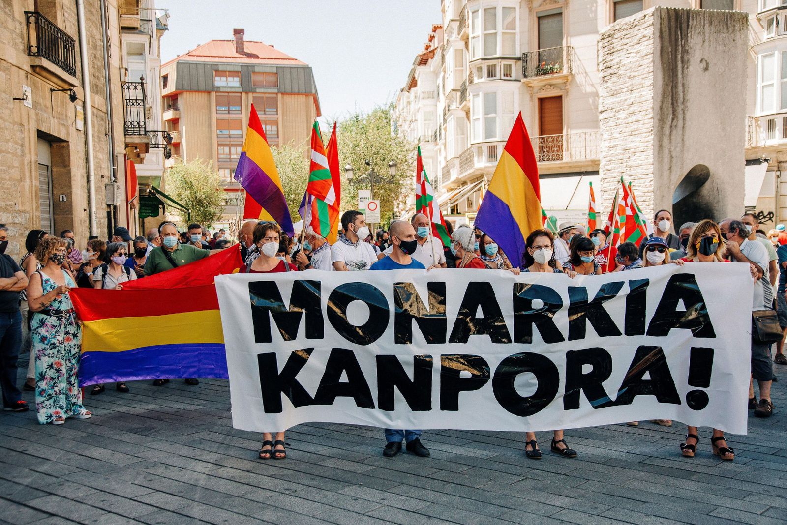 Alrededor de dos centenares de personas se han concentrado en Vitoria este miércoles tras una pancarta en la que se leía "Monarkia kanpora" (Fuera monarquía) para reclamar la marcha de Felipe VI y la instauración de la república.