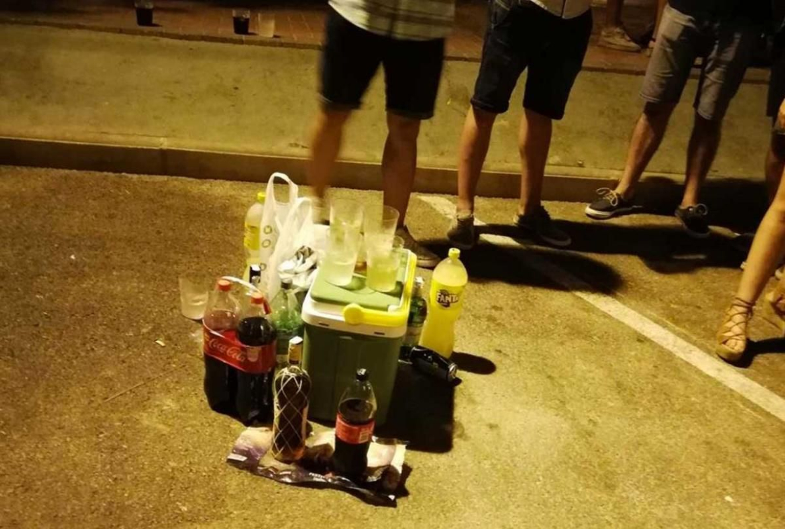 Jóvenes haciendo botellón durante el verano en la ciudad.