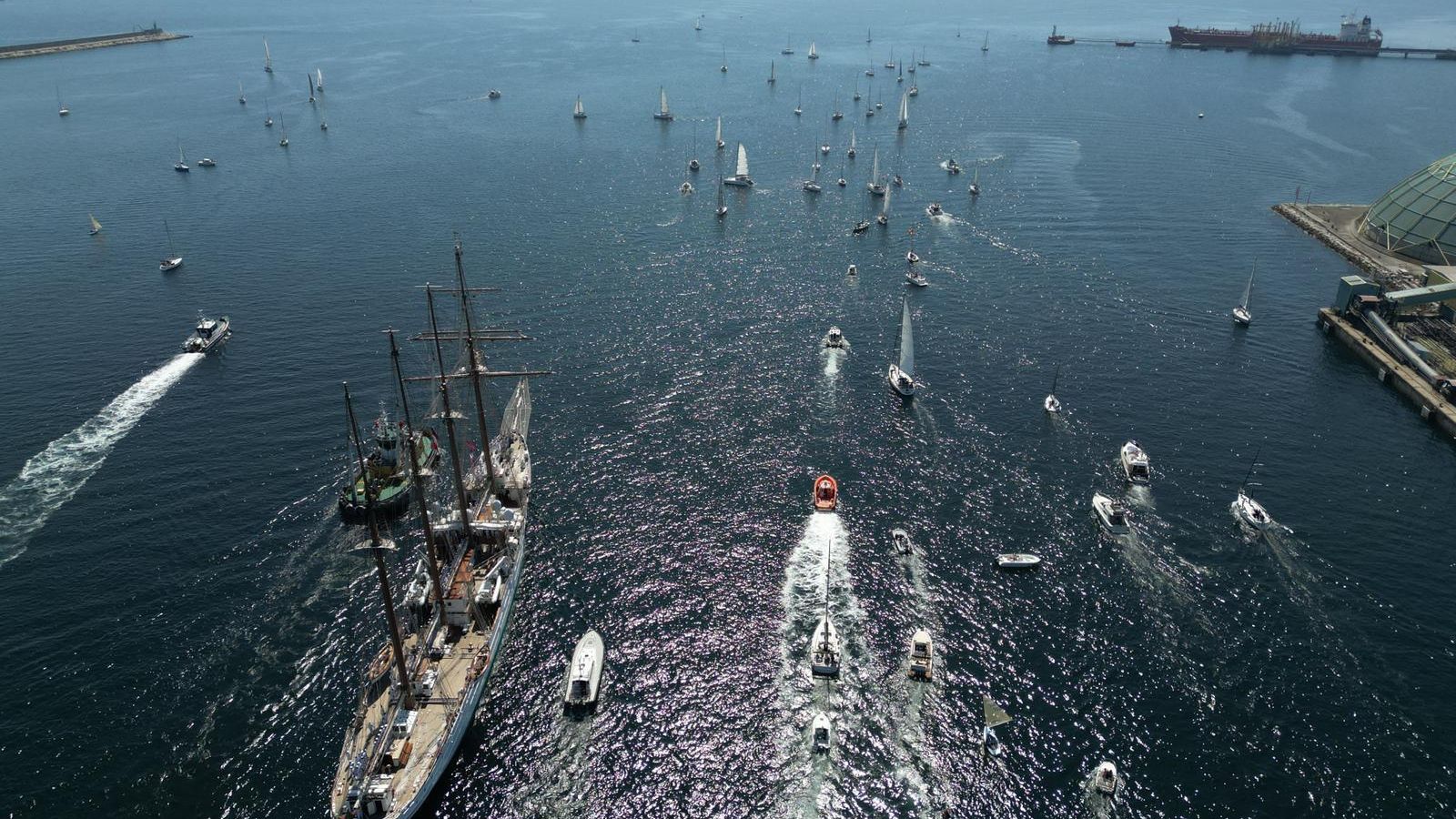 El 'Elcano' saliendo de A Coruña.