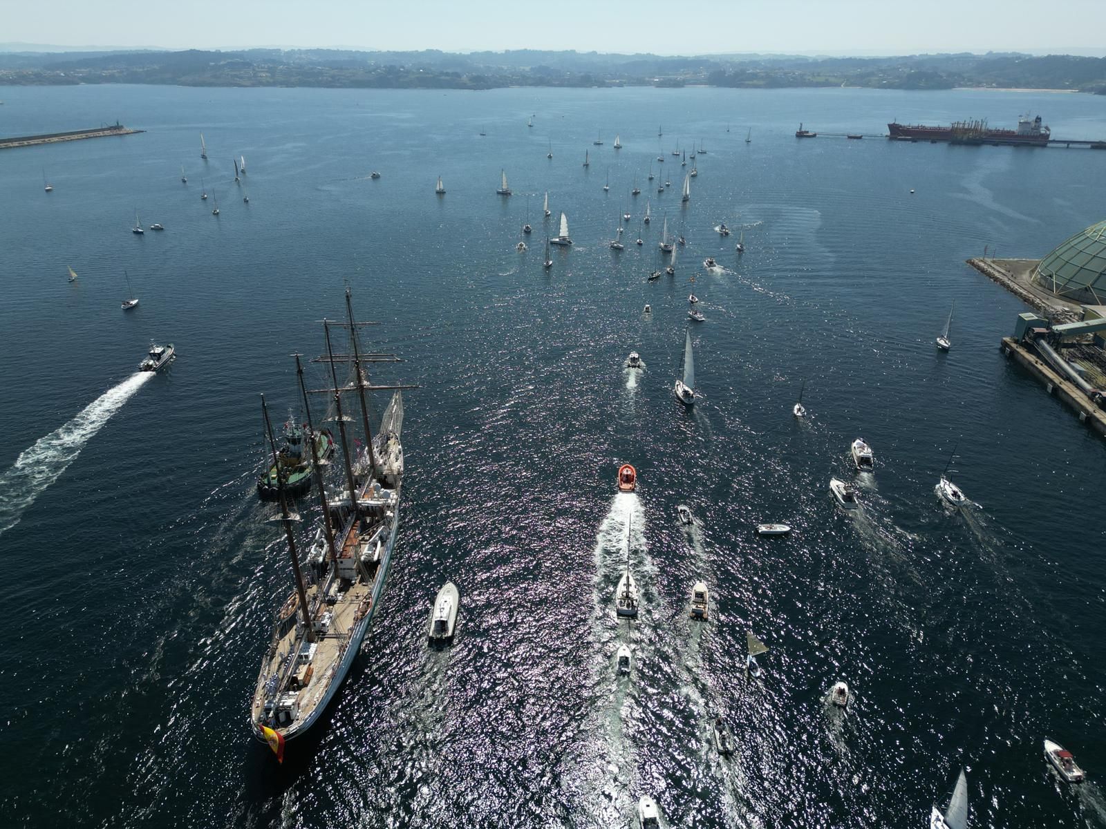 El 'Elcano' saliendo de A Coruña.