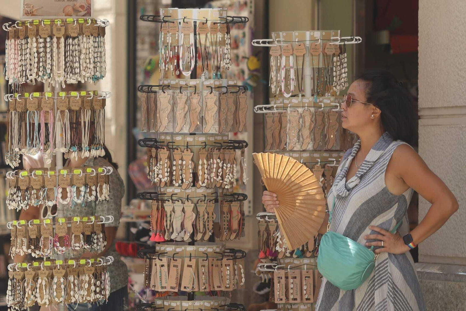 Una mujer se hace fresco con un abanico en Málaga.