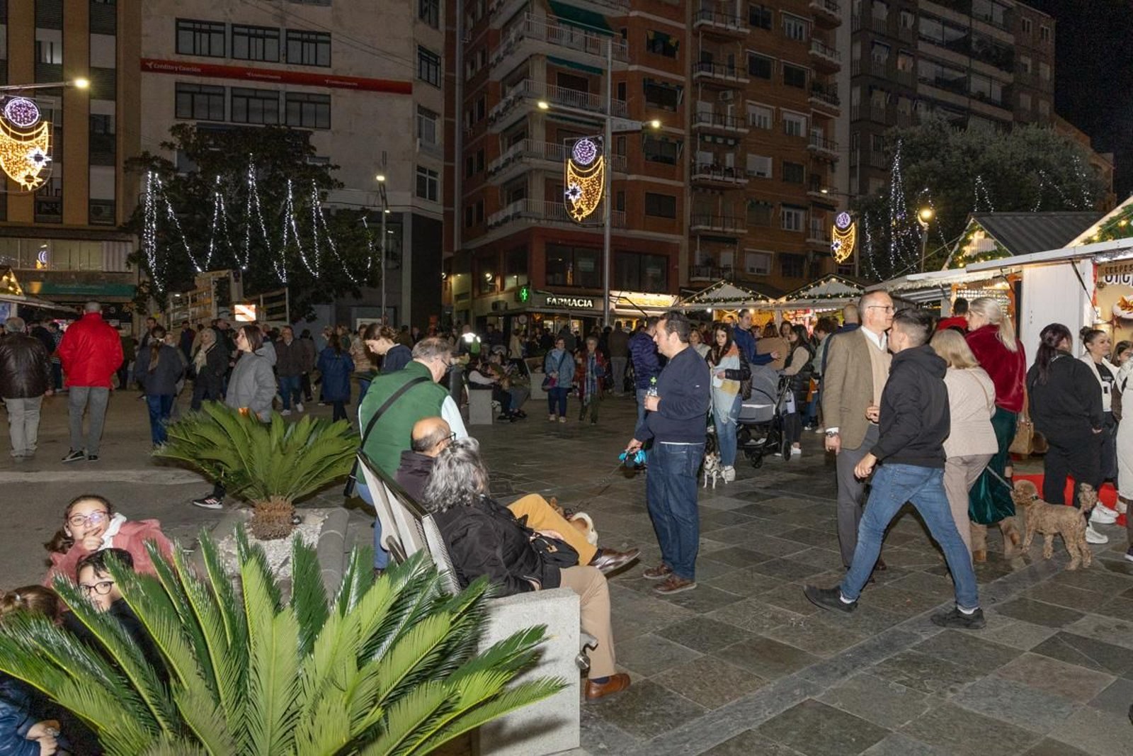Jaén enciende su Navidad con sus habitantes echados a la calle