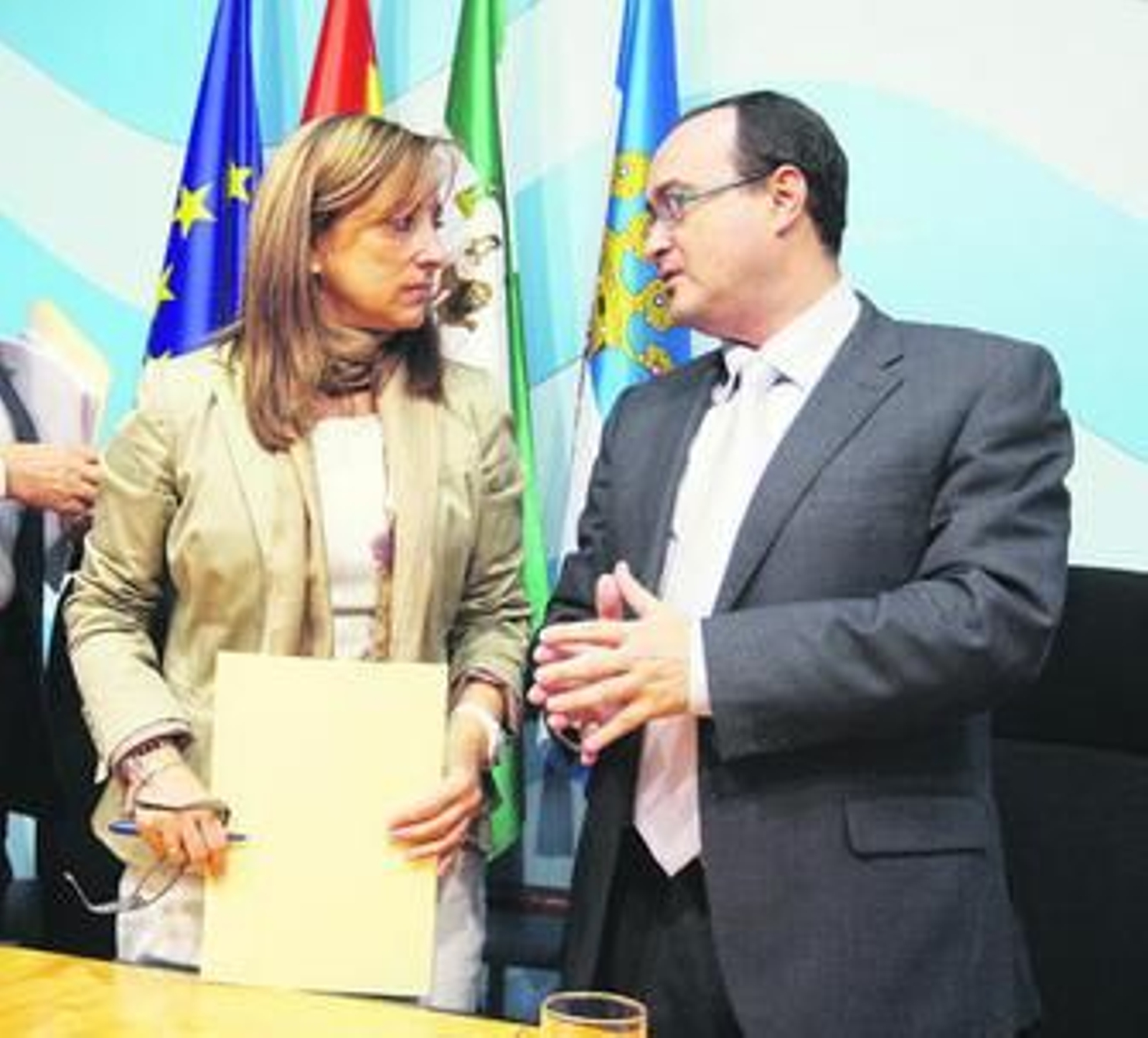La alcaldesa y su delegado de Urbanismo, ayer tras la rueda de prensa.