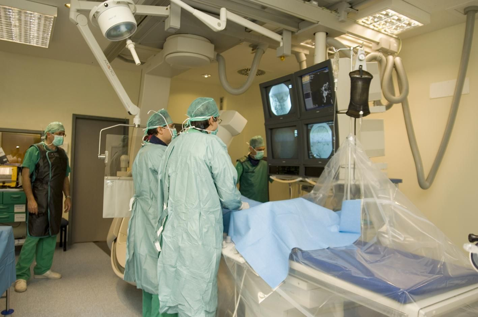 Profesionales realizan una prueba diagnóstica en el Hospital Reina Sofía