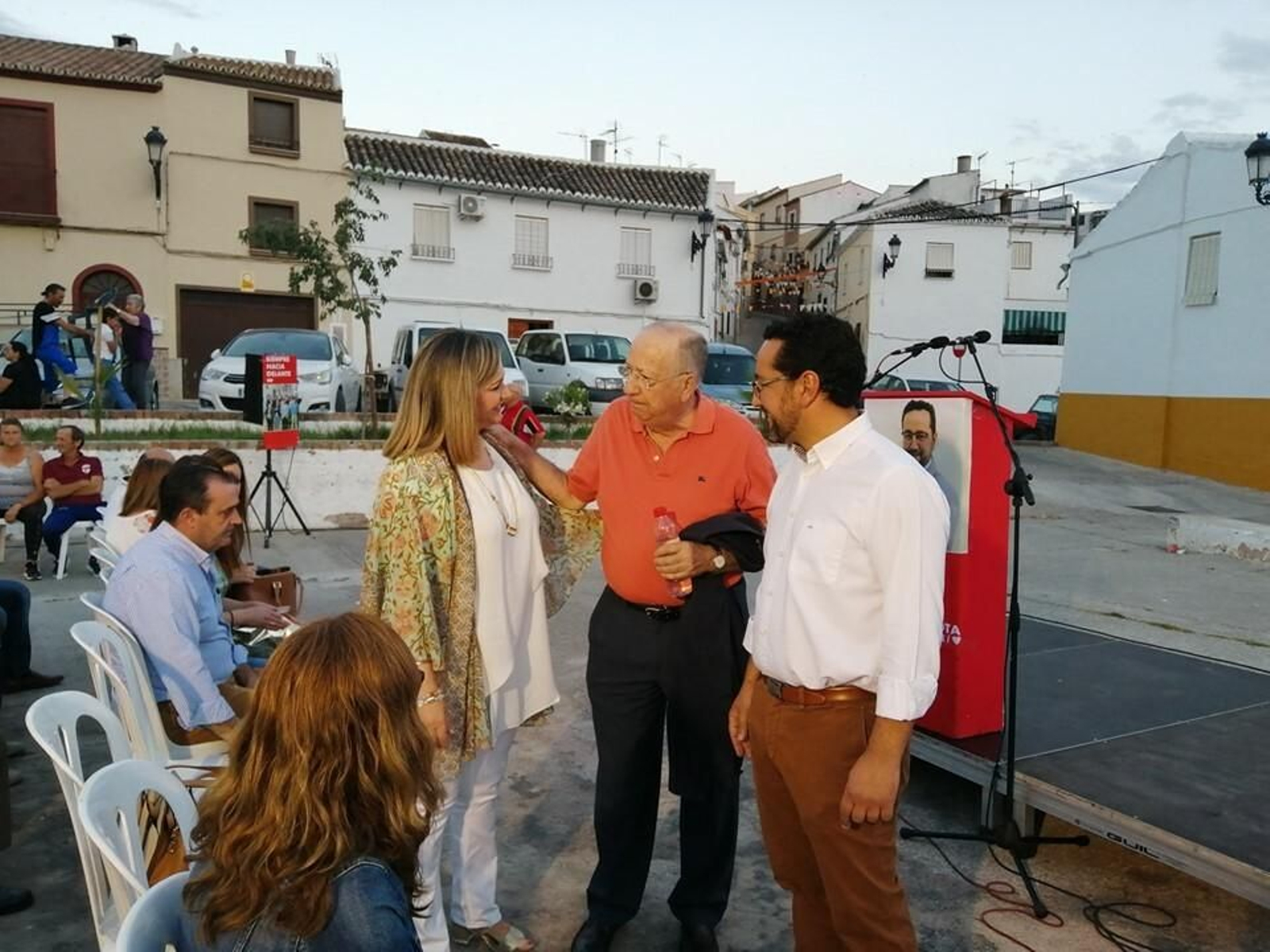 Jesús Rojano, a la derecha, con la senadora María Jesús Serrano en un acto de campaña.