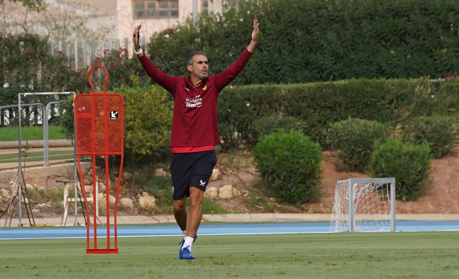 Gaizka Garitano gesticula durante un entrenamiento de esta semana del conjunto rojiblanco.