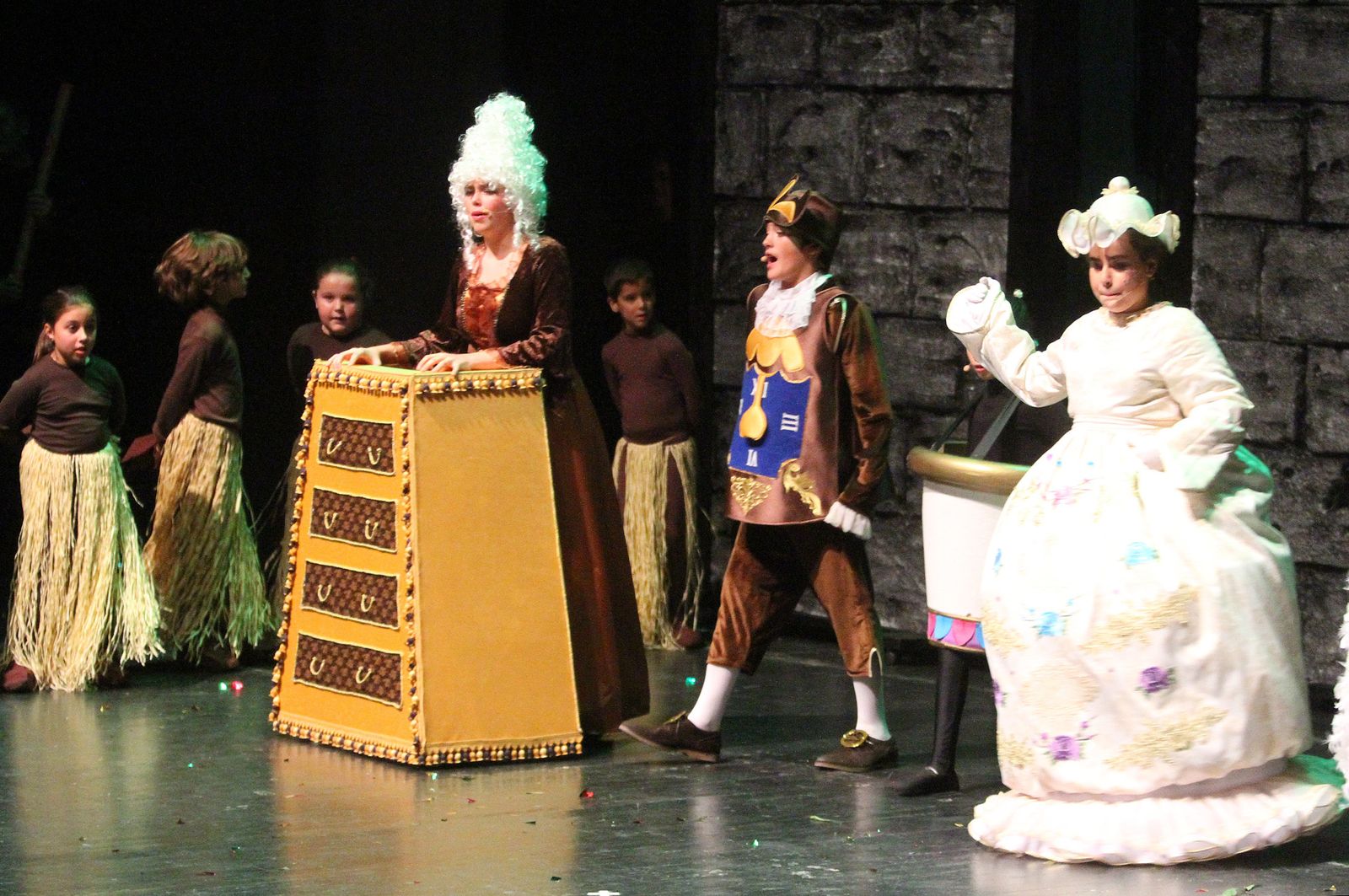 Imágenes de la representación 'El Ala Oeste' basado en la película de Disney 'La Bella y la Bestia'.