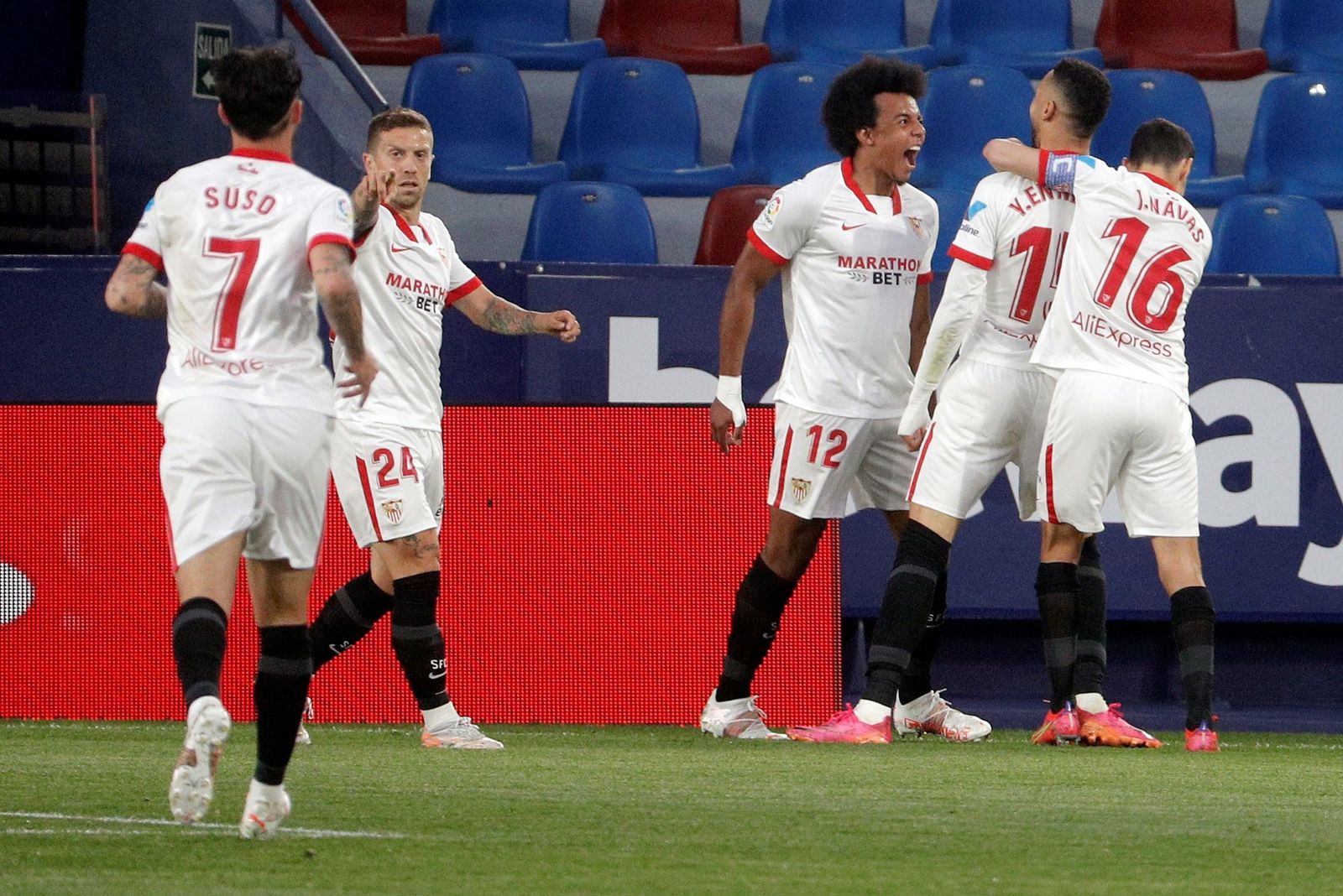 En-Nesyri es felicitado por Jesús Navas y Koundé mientras Papu señala al asistente, Suso.