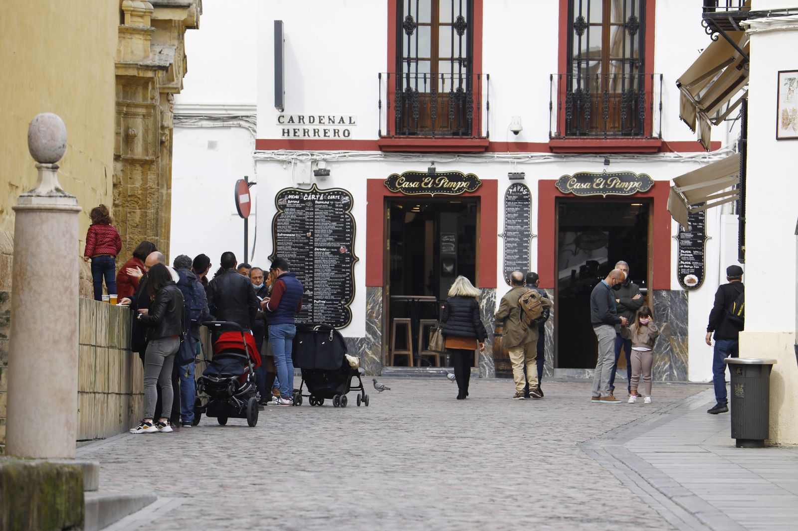 El buen tiempo llena las calles y terrazas en el primer día del Puente de Andalucía en Córdoba