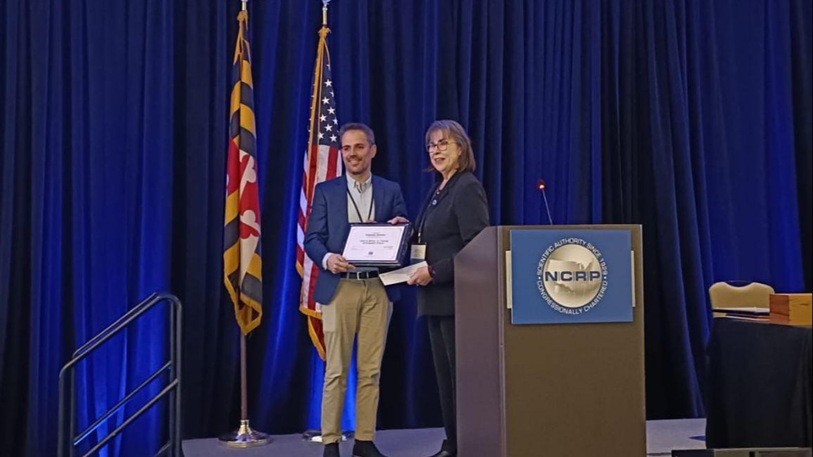 Alejandro Bertolet Reina recoge el premio John D. Boice Jr, de la National Council on Radiation Protection & Measurements.