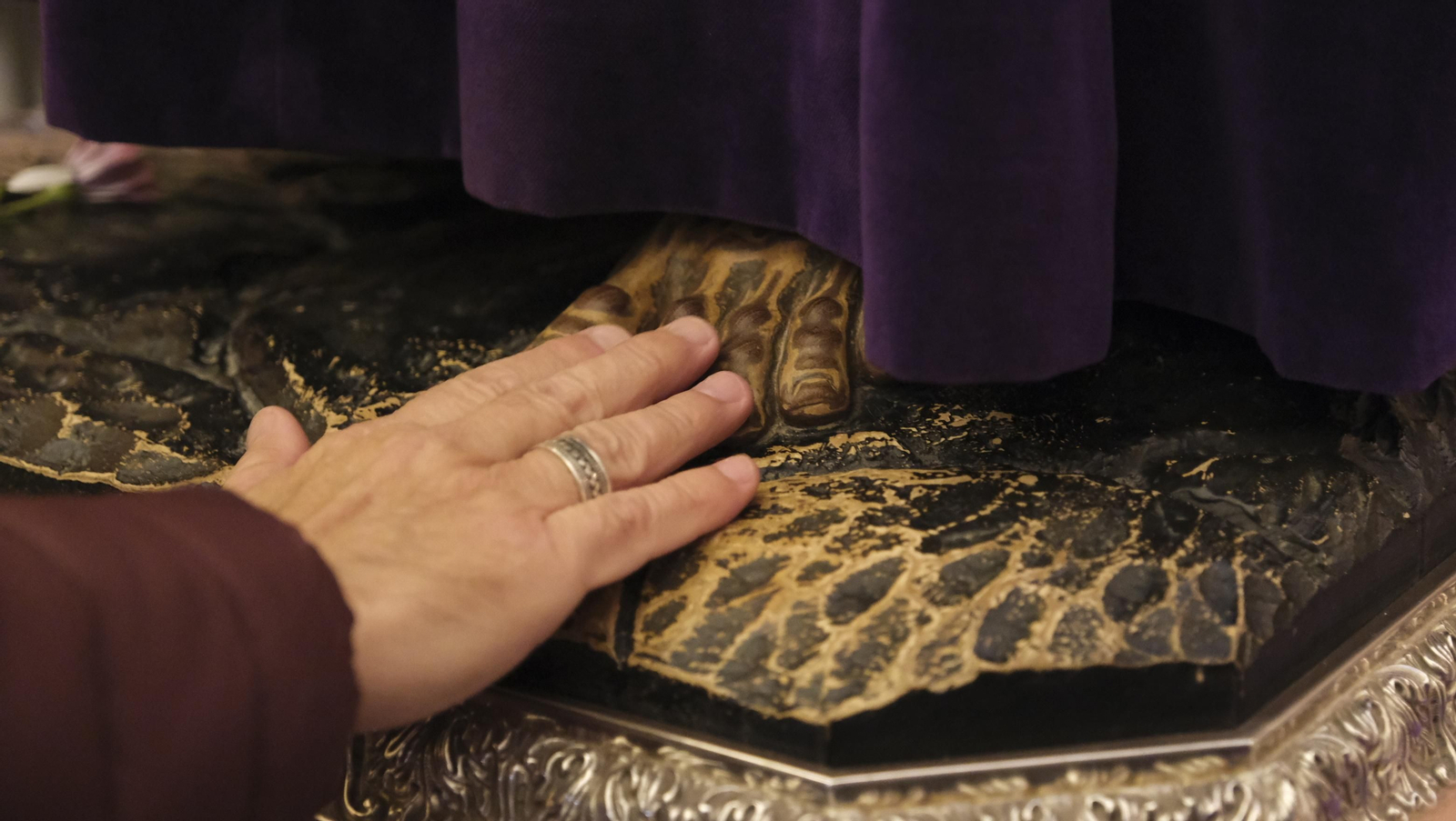 Imágenes del multitudinario besapiés del Cristo de Medinaceli en la Catedral de Almería