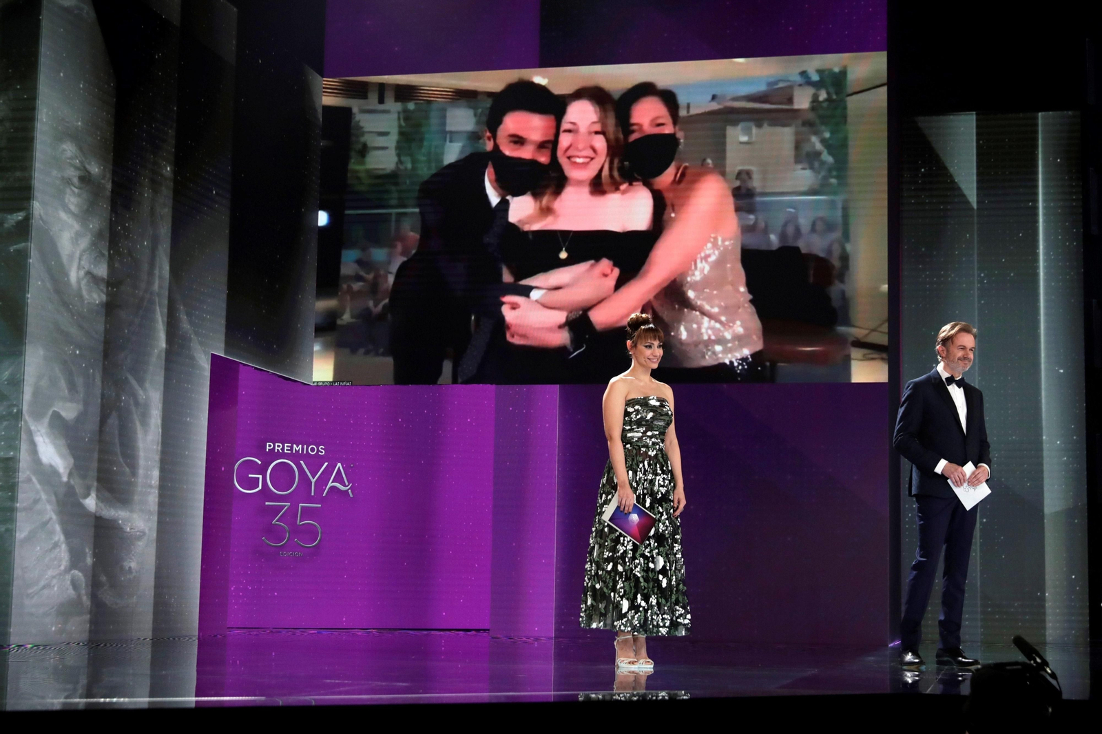 Parte del equipo de 'Las niñas' con Pilar Palomero en el centro durante los Premios Goya