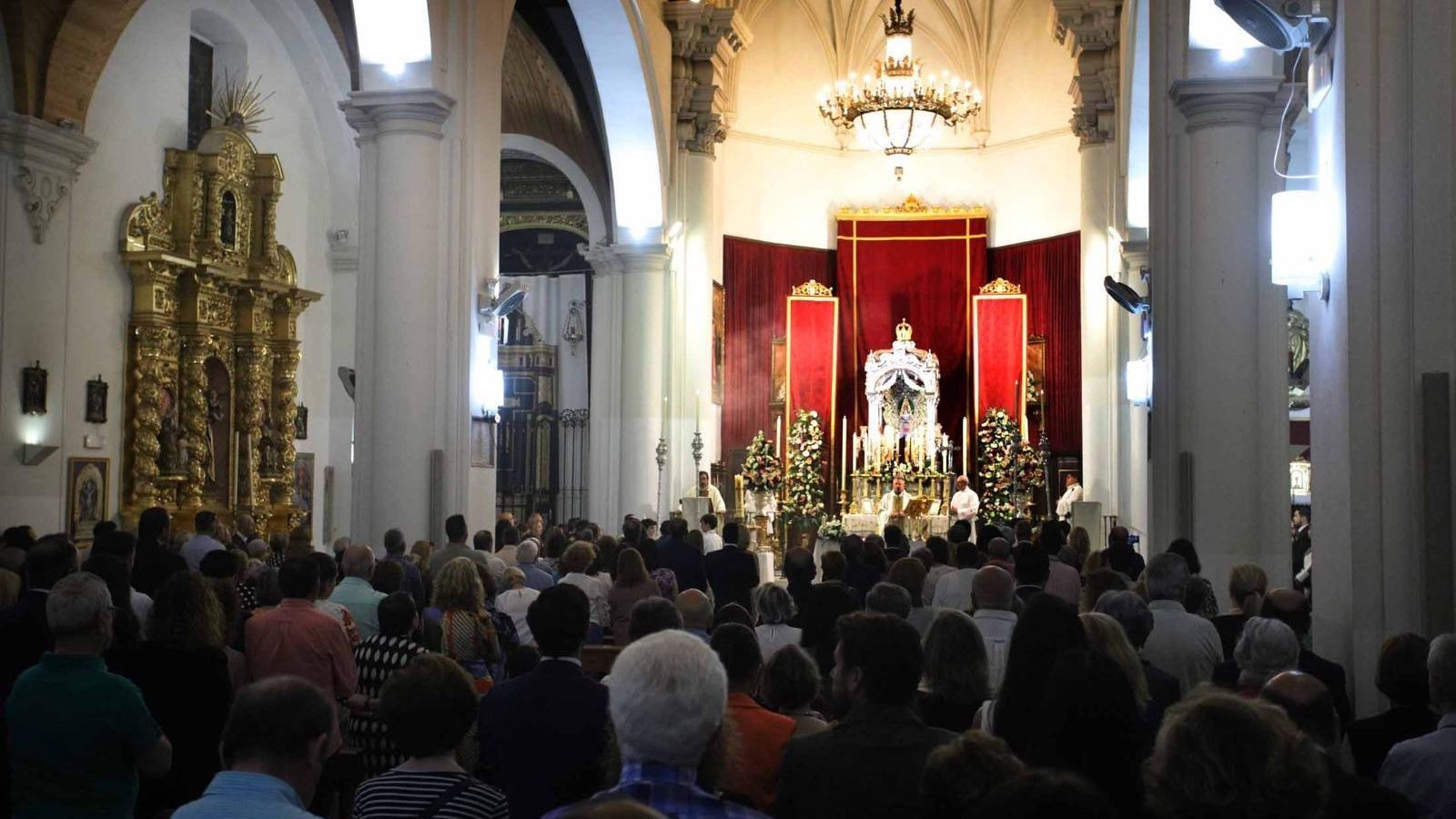 Los hermanos se han acercado para rezar junto a su simpecado.