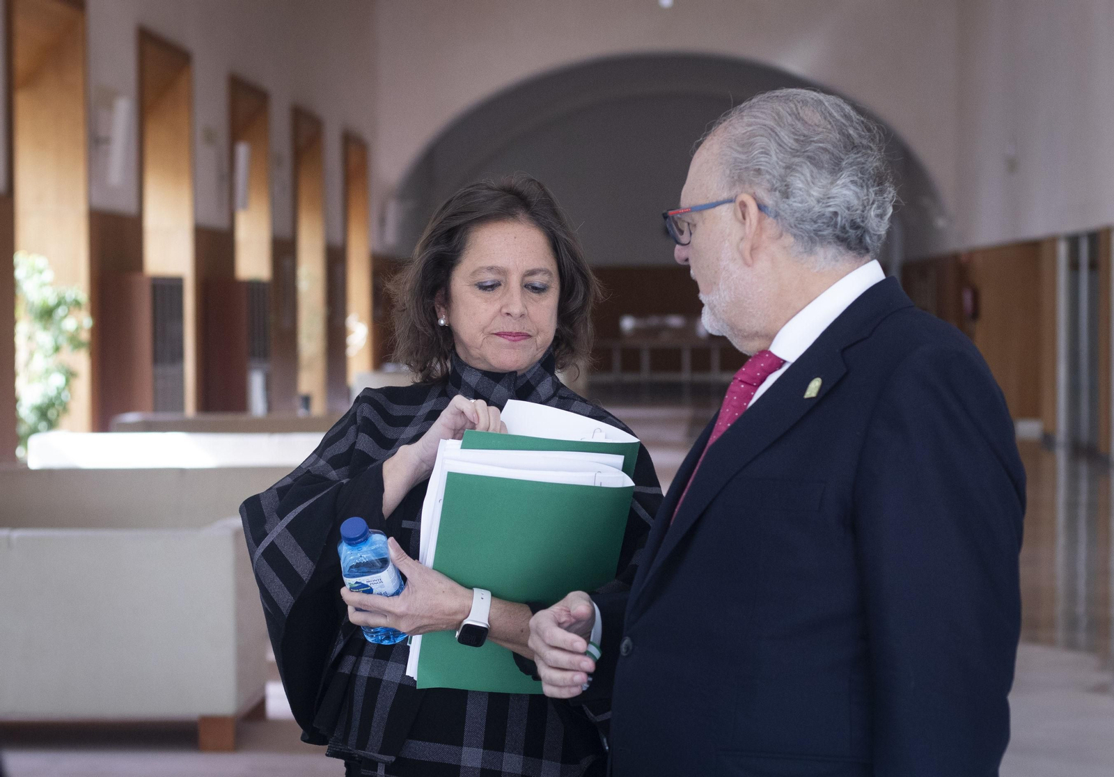 La consejera de Salud y Consumo, Catalina García, junto al gerente del SAS, Miguel Ángel Guzmán en el Parlamento de Andalucía.