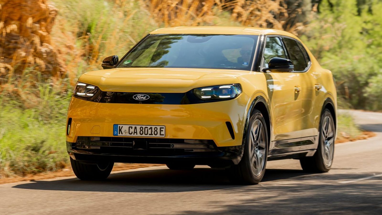 Ford dice en su comunicado que el nuevo motor, más potente por otro lado, aporta 70 km de autonomía de los 620 km que ahora homologan sus modelos, de lo que se deduce que la nueva batería también ha de ser más capaz que la reemplazada.