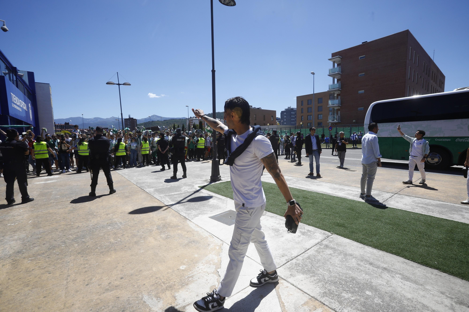 El Córdoba CF recibe el calor de su afición a su llegada a El Toralín antes del partido ante la Ponferradina El Córdoba CF recibe el calor de su afición a su llegada a El Toralín antes del partido ante la Ponferradina