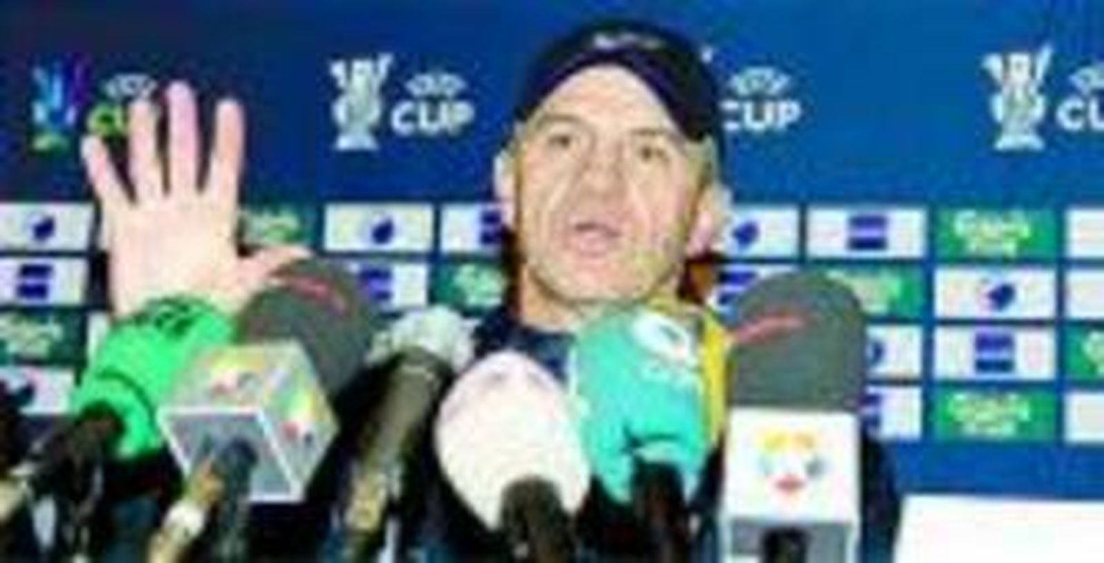 Kaká recoge el Balón de Oro en San Siro antes del partido.