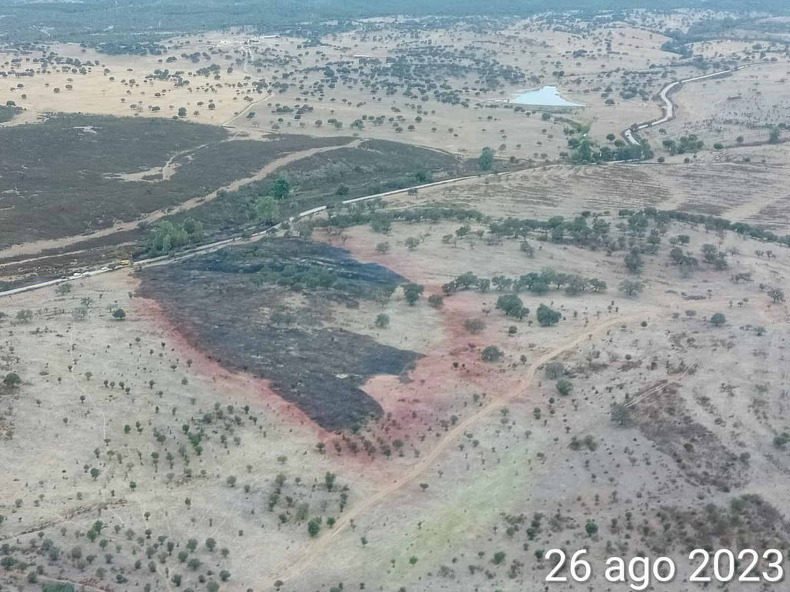 El perímetro en el que los bomberos han cercado a las llamas.