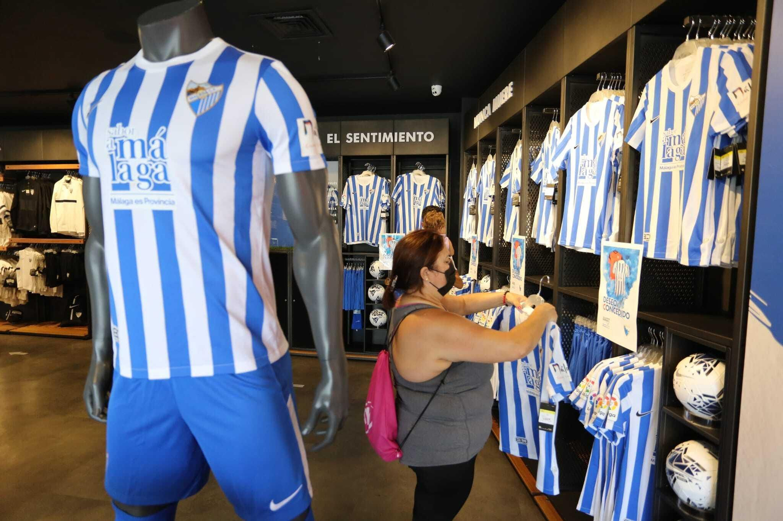 Galería: Los malaguistas, a la caza de la nueva camiseta