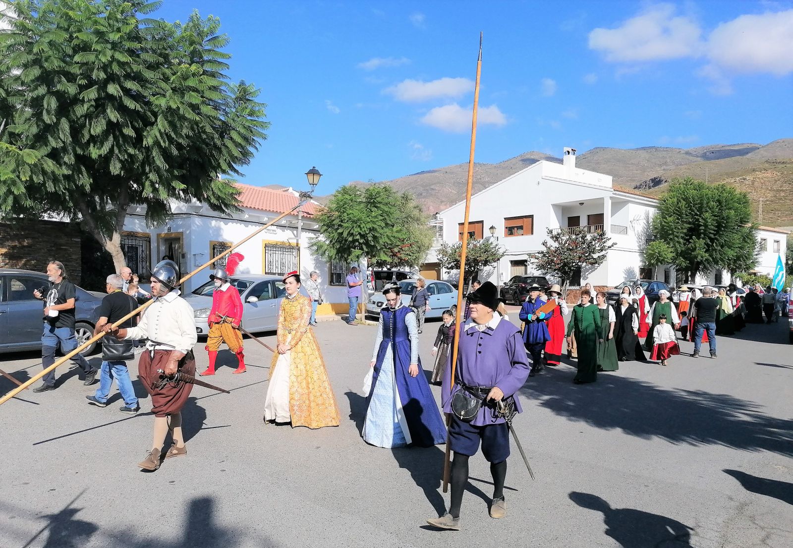 Desfile de tropas desde la plaza del pueblo a la plaza de la Iglesia, primer acto de la Recreación Histórica.