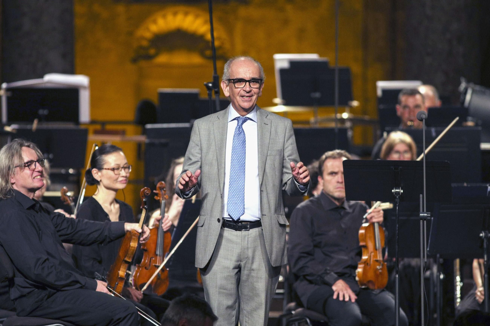 El director del Festival Internacional de Música y Danza, Paolo Pinamonti, se dirigió al público en el concierto de la OCG.
