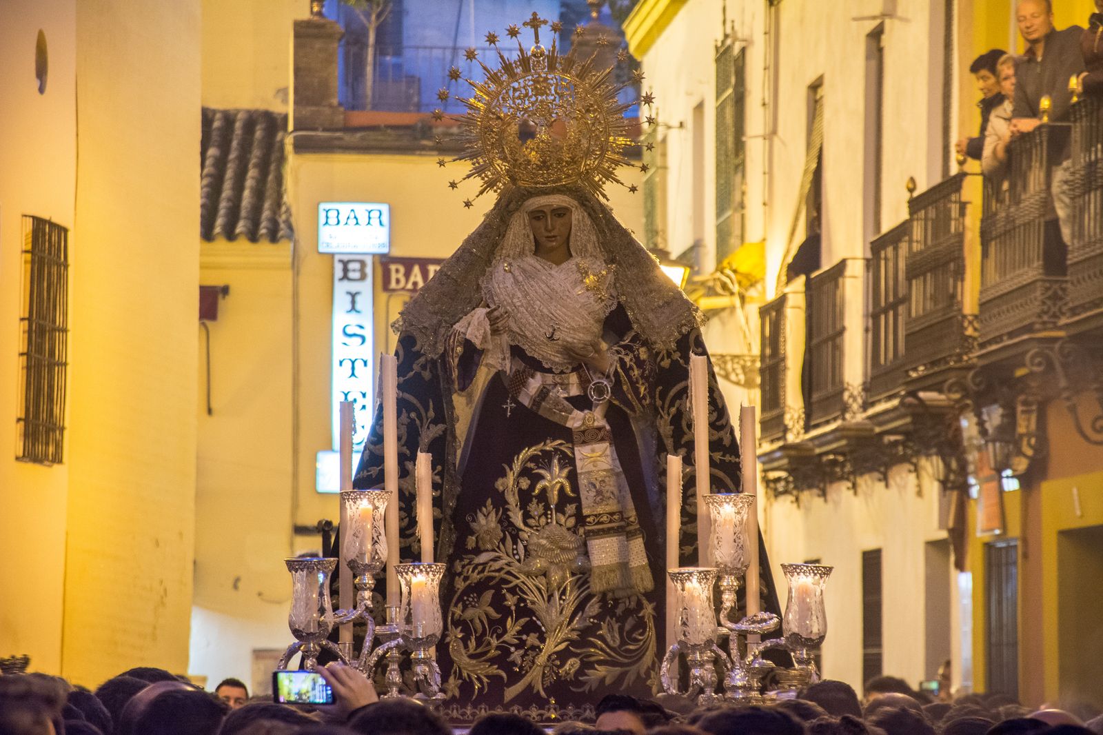 Traslado de la Esperanza de Triana a su capilla