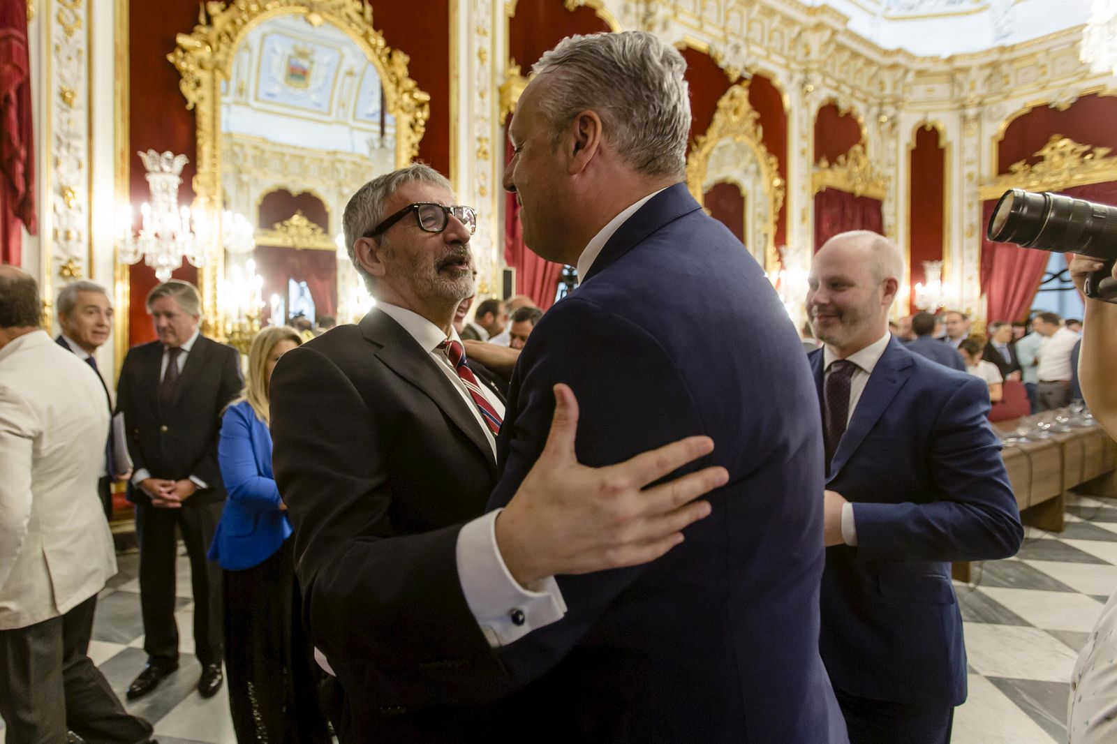 Las imágenes del relevo en la presidencia de la Diputación de Cádiz