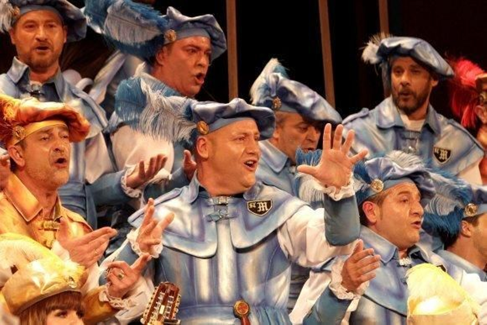 El coro de Nandi Migueles regresó con fuerza al Falla.   Foto: Lourdes de Vicente