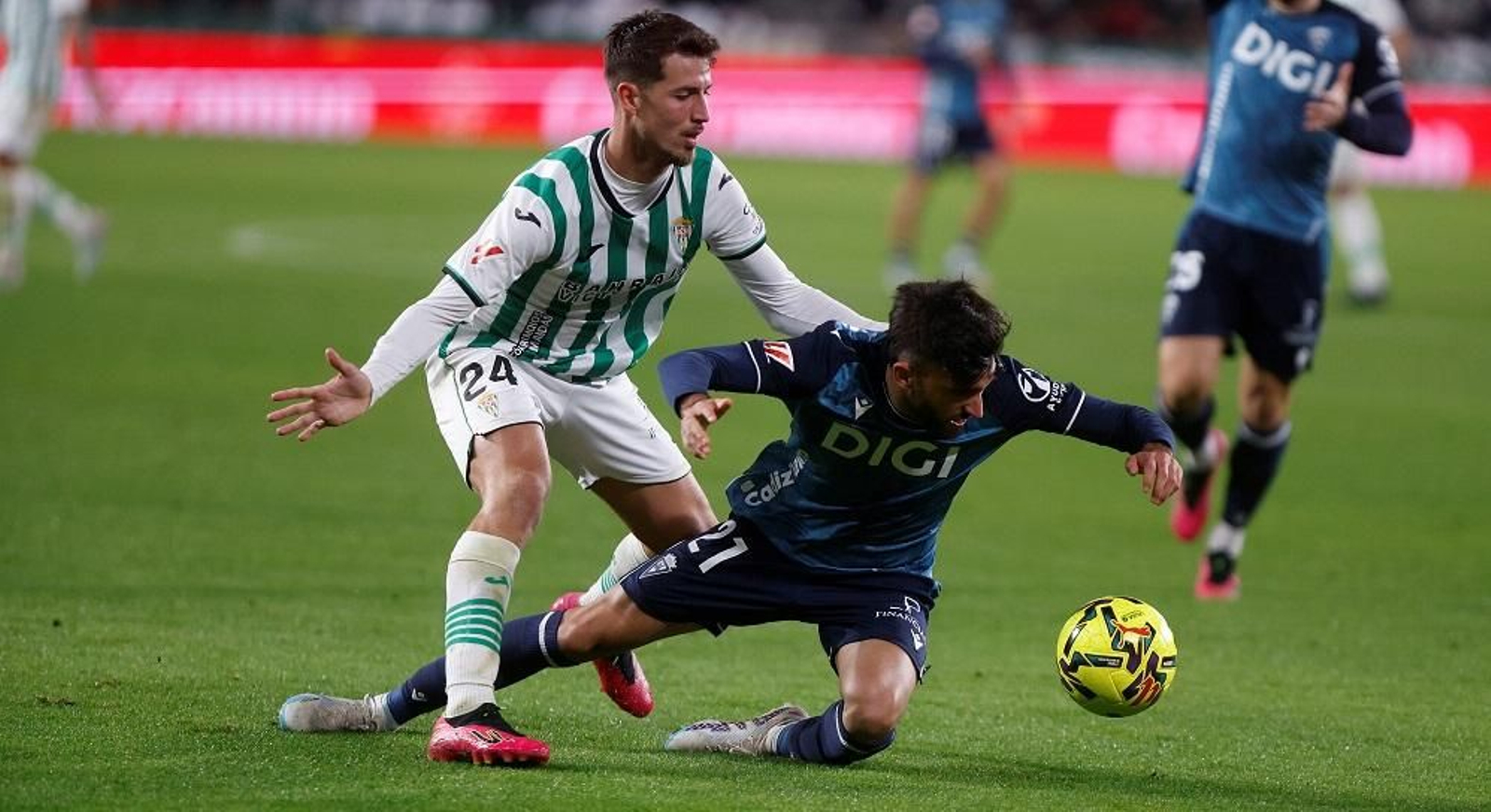 Pedro Ortiz pugna con Izan Carcelén durante un lance del partido. Pedro Ortiz pugna con Izan Carcelén durante un lance del partido.