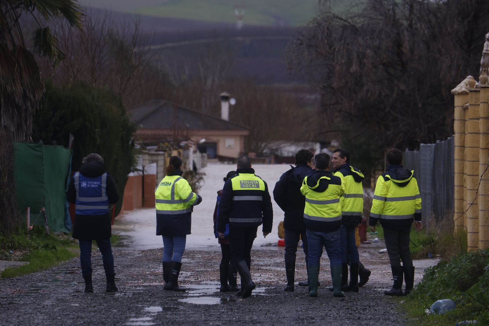 Los vecinos de Guadalvalle desalojan sus parcelas por la crecida del Guadalquivir, en imágenes