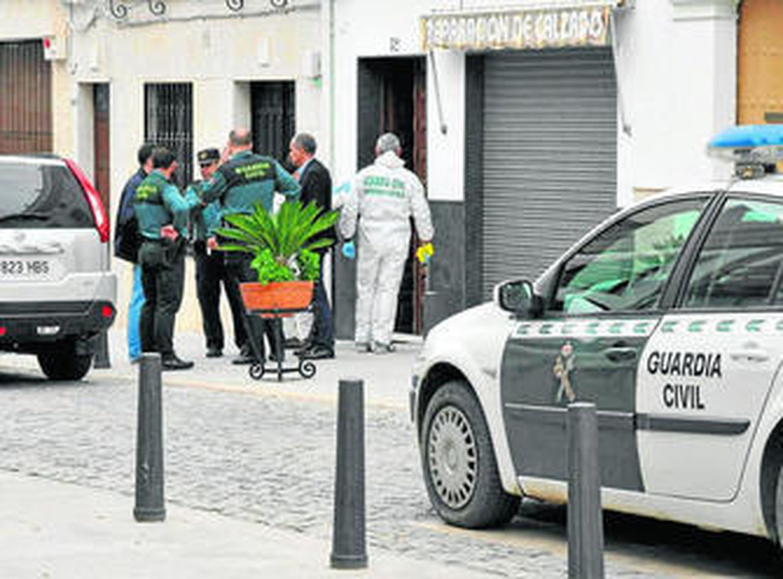 Los agentes, a las puertas de la vivienda donde se produjo el suceso.