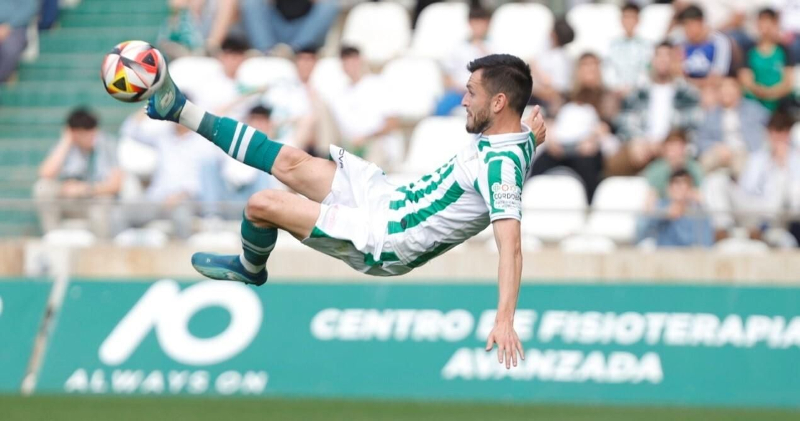 Adrián Lapeña remata de volea el balón en un partido con el Córdoba CF. Adrián Lapeña remata de volea el balón en un partido con el Córdoba CF.