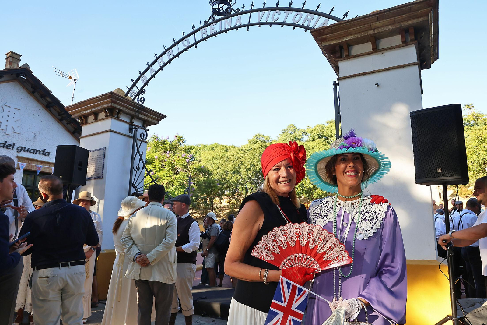 Imágenes de la colocación de la Corona Real del Barrio Reina Victoria