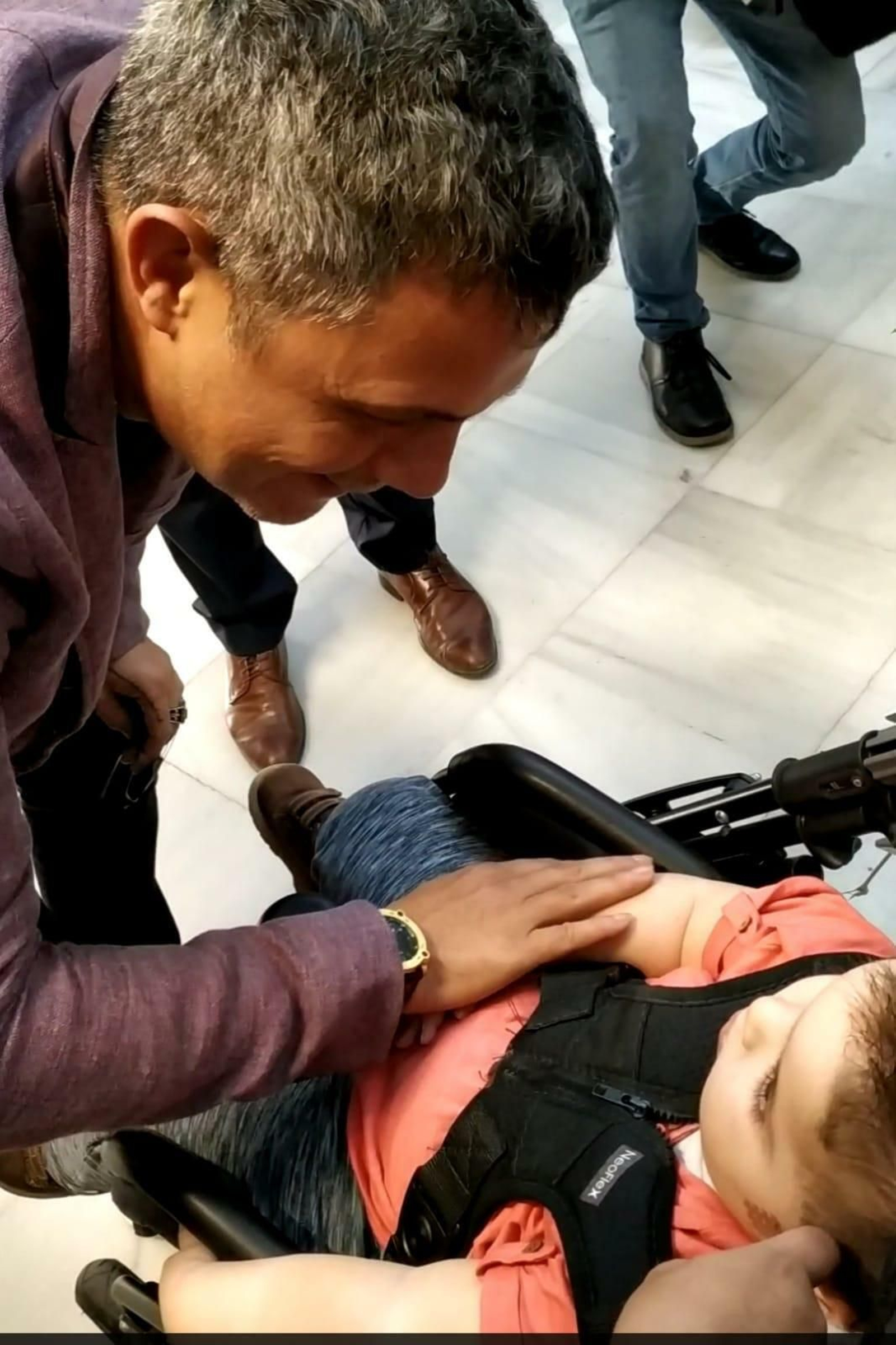 Alejandro Sanz saluda a Eric.