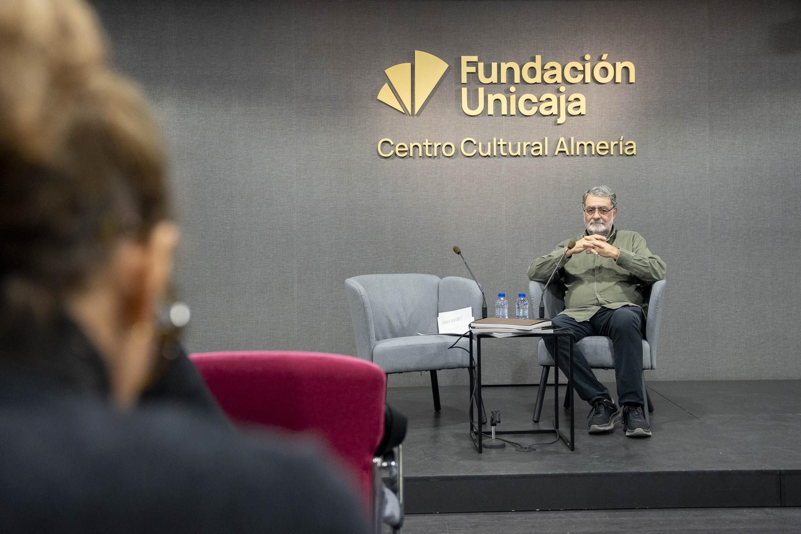 “Cuando las imágenes pierden su cuerpo”: Un diálogo entre Sema D’Acosta y Joan Fontcuberta sobre materia, memoria y la transformación posfotográfica