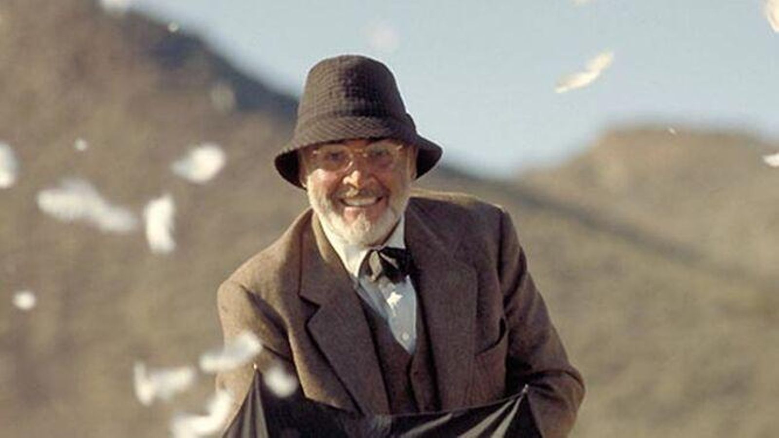 Sean Connery en la Playa de Monsul espantando gaviotas con su paraguas