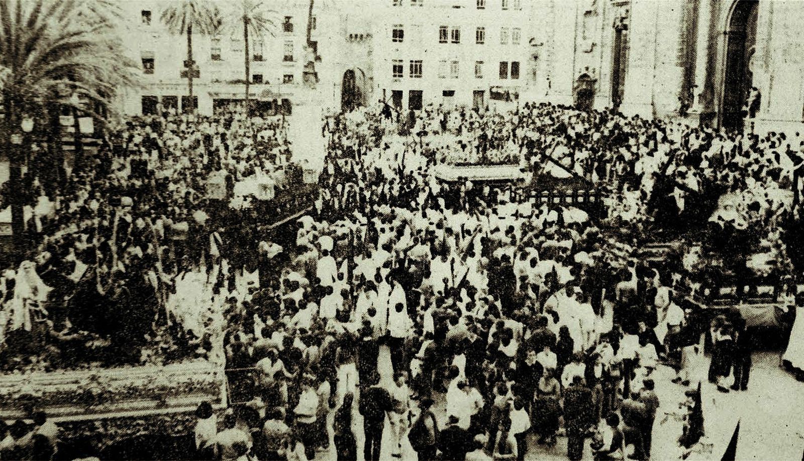 Los pasos que participaron en la procesión Magna se concentraron en la plaza de la Catedral.