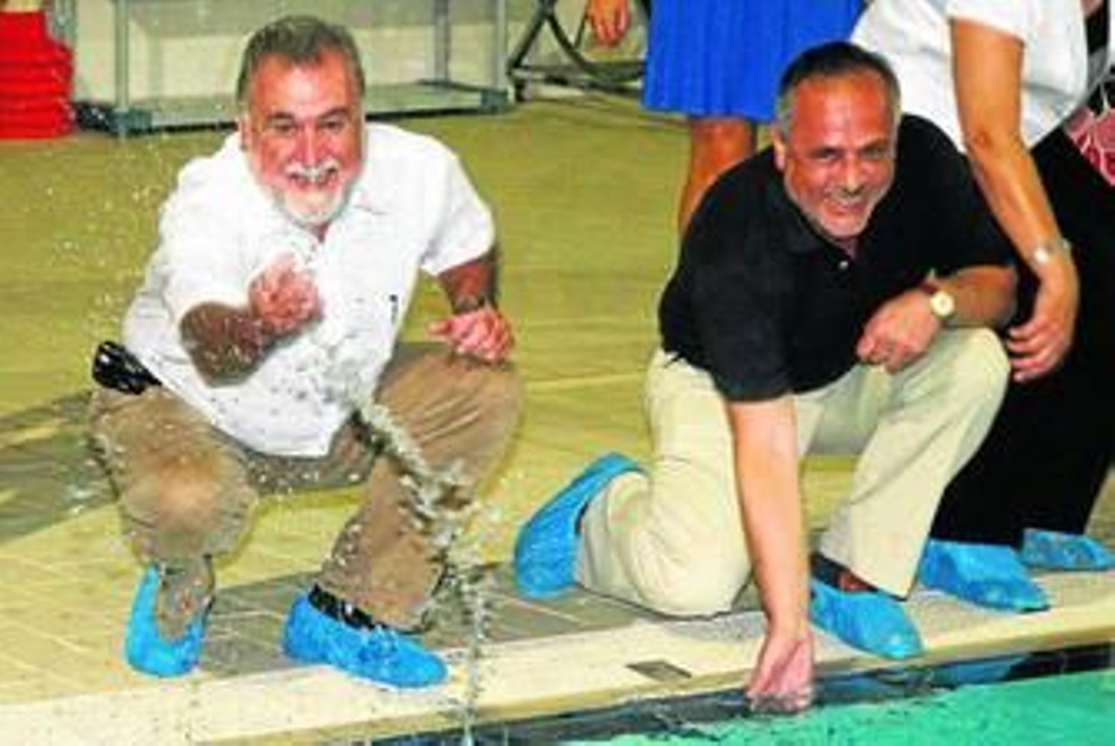 Antonio Rodrigo Torrijos y José Manuel García, durante la inauguración de una piscina pública.
