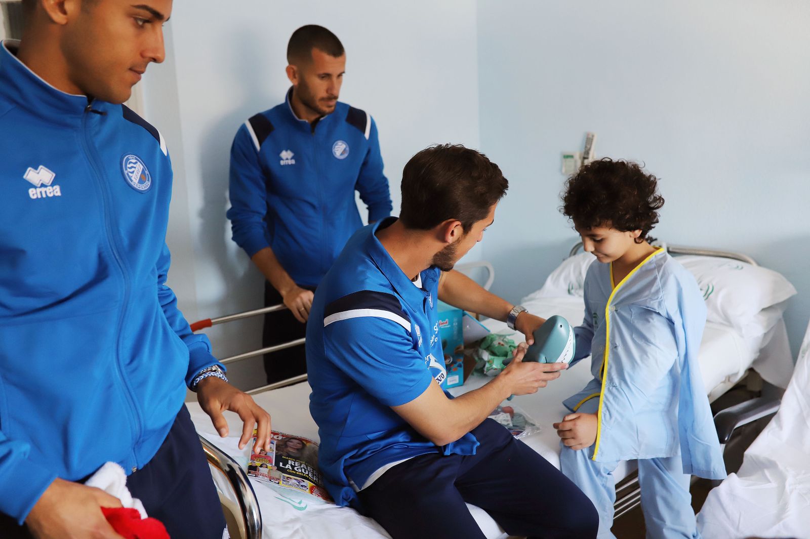 Enrega de regalos a los niños del Hospital del Xerez DFC