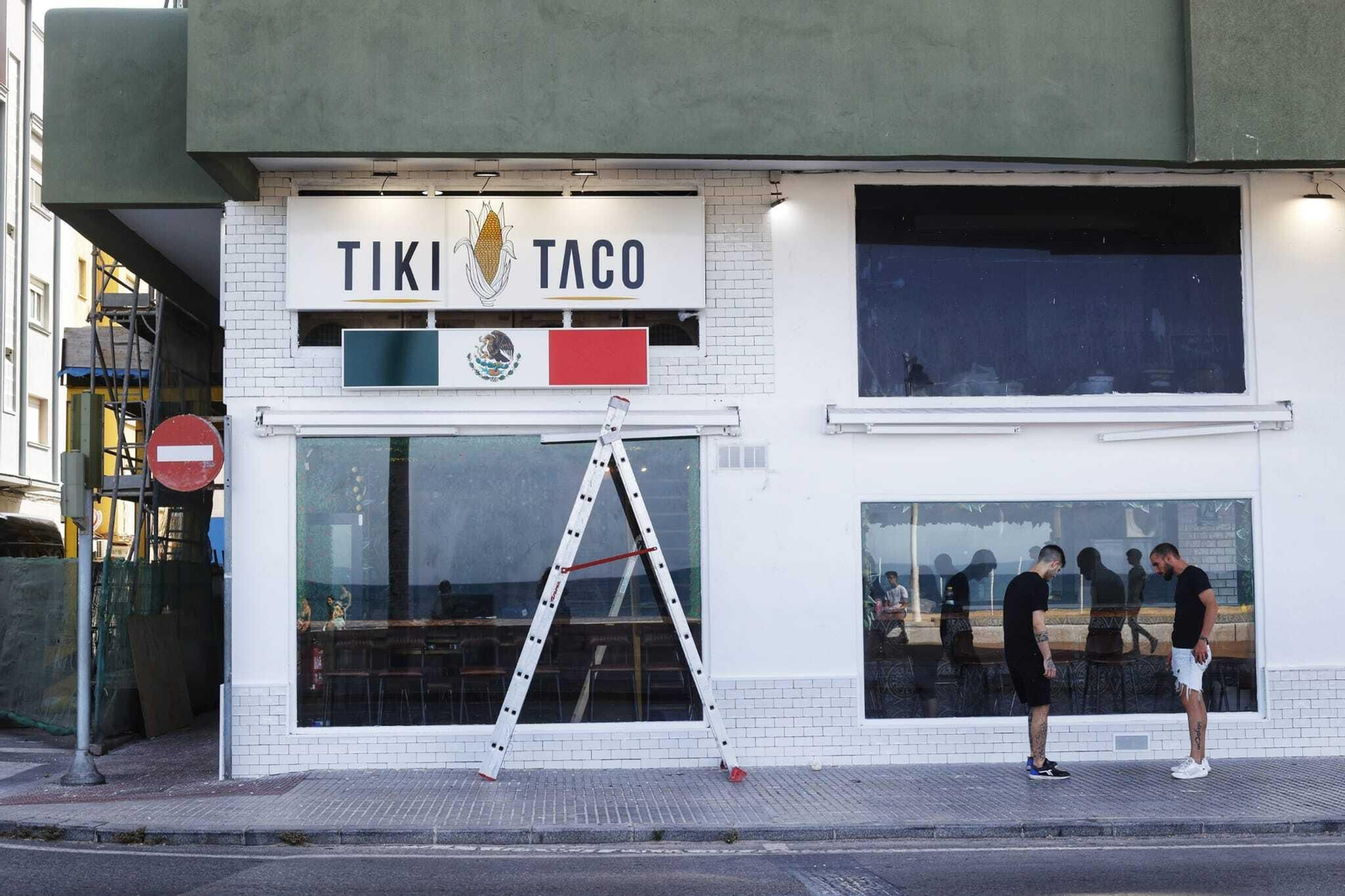 Operarios dan los últimos retoques a la taquería mexicana Tiki Taco en el Paseo Marítimo. Operarios dan los últimos retoques a la taquería mexicana Tiki Taco en el Paseo Marítimo.