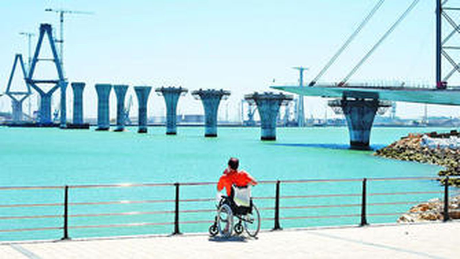 Un hombre, ayer, contempla el empuje del tablero, una compleja maniobra que en esta ocasión puede tardar al menos dos días y medio.