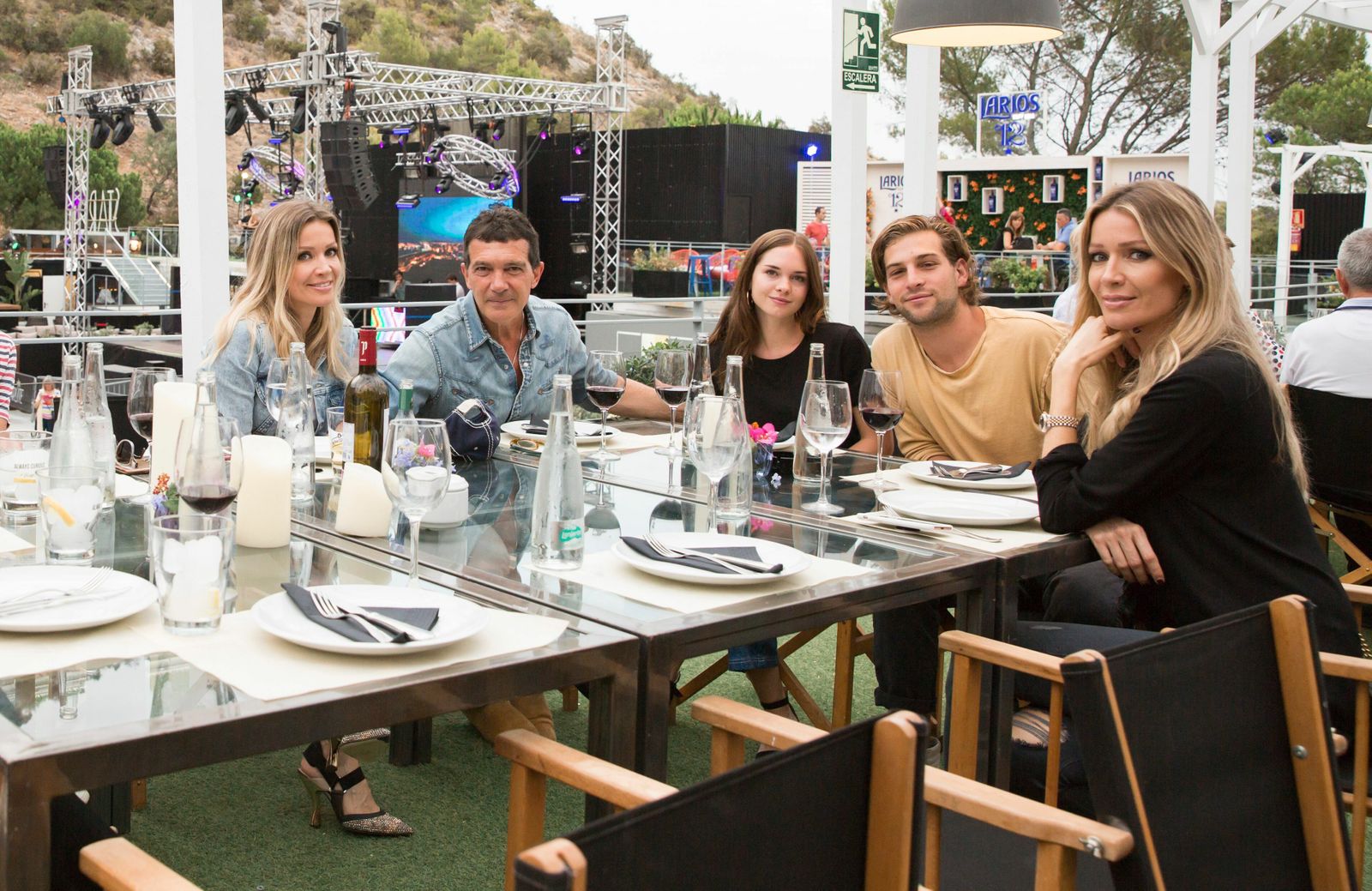 Antonio Banderas entre su hija, Stella del Carmen, y  su pareja, Nicole Kimpel