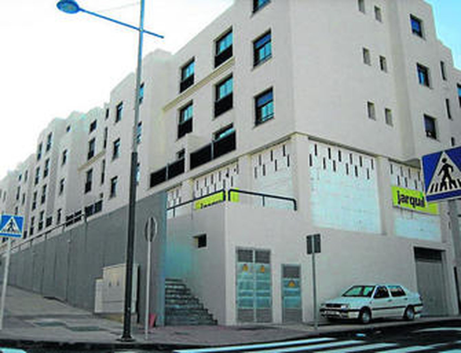 Promoción de VPO de Las Mesas en cuyos bajos se ubican tres de los seis locales que se sacan a subasta.